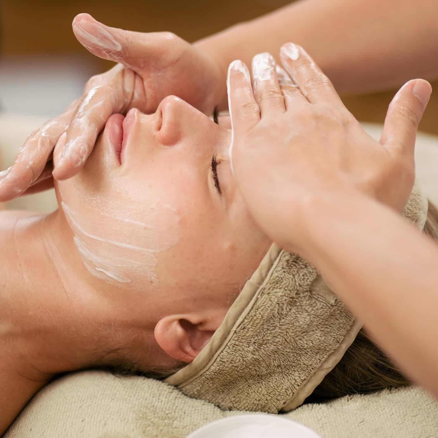 Limpieza facial para piel con acné